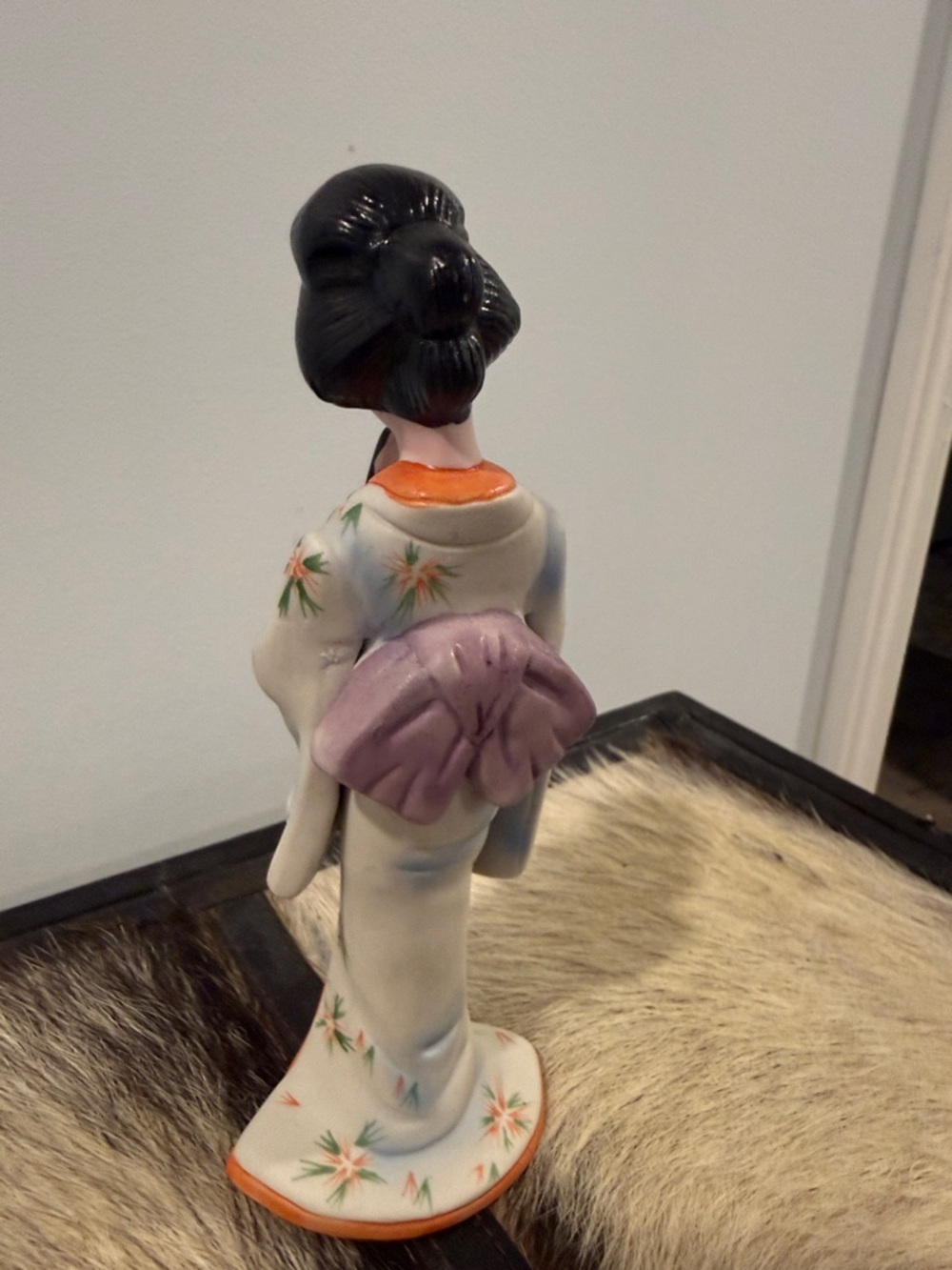 Small Hand-Painted Porcelain Geisha Figurine in White and Orange with Gold Fan - Picture 5 of 5